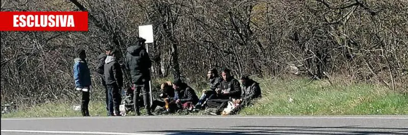 Bloccano noi, non i migranti: col virus il governo non chiude i confini