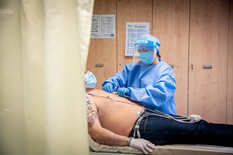 Un medico visita un paziente (Fotogramma)