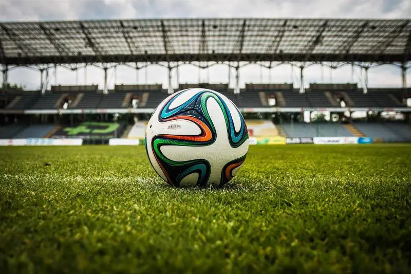 Il calcio già nella fase 3 con i tifosi negli stadi. Ma c'è chi dice ancora no