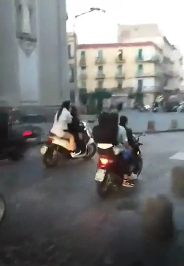 Quartieri Spagnoli e rione Sanità, la fase 2 parte con assembramenti e caos per strada