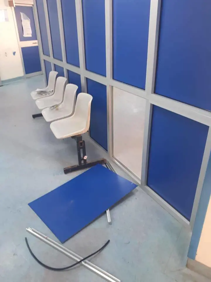 Ferito in un agguato: niente cure all'ospedale Covid. E i familiari sfasciano tutto