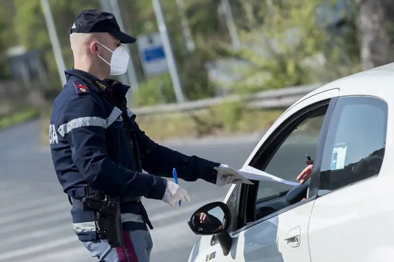 Porta i caffè ai poliziotti e i vigili lo multano