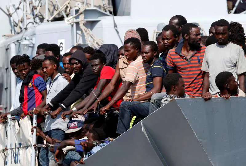 Una flotta per gli infettati: ecco il piano per i migranti