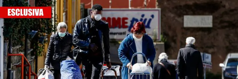 "Io con 3 figli senza i bonus". Ma Raggi li dà agli immigrati
