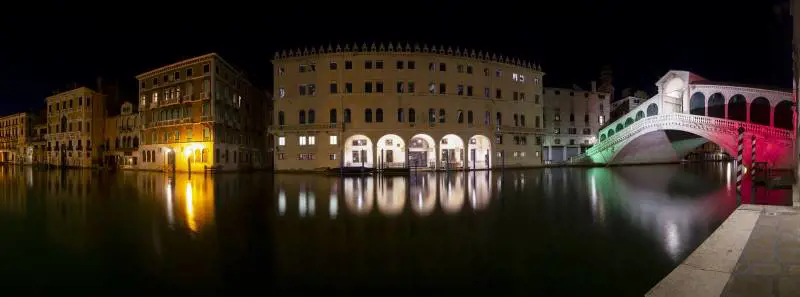 Togliete le mascherine alle bellezze di Venezia