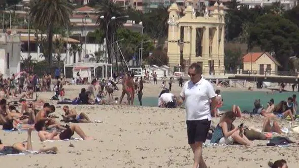 La spiaggia di Mondello si ribella: "Qui il virus non c'è"