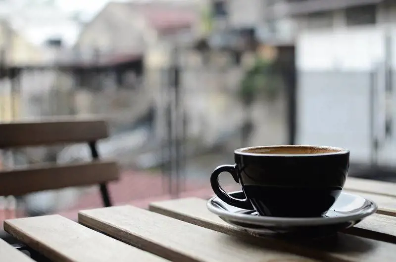 Caffè outdoor e saldi a giugno. Così il commercio si reinventa