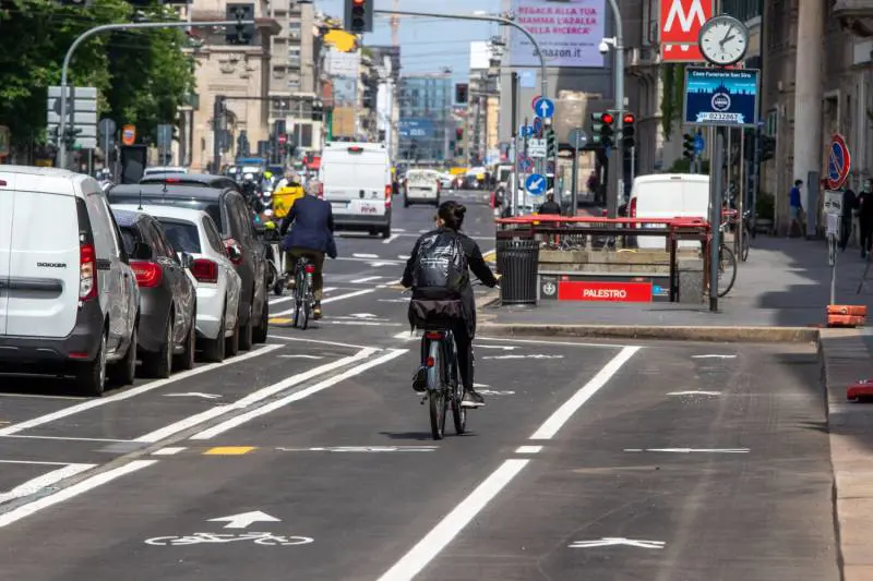 Corsie riservate, ciclabili e pole position: in città viaggeremo così