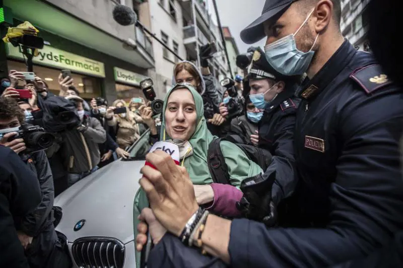 Le prime ore di Silvia Romano in Italia: "Datemi tempo, ho bisogno di ritrovarmi"