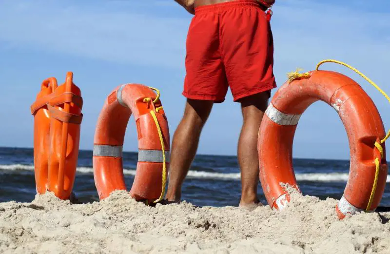 Il paradosso al mare: attenzione a salvare chi annega