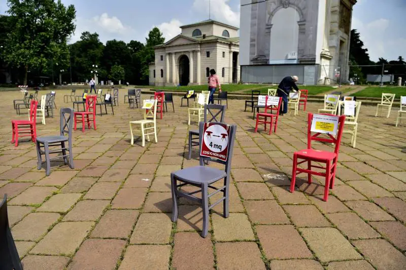La protesta dei ristoratori milanesi all'Arco della Pace. (Fotogramma)