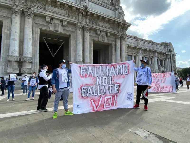 Milano scende in piazza Commercianti e tassisti: "Ora lasciateci lavorare"