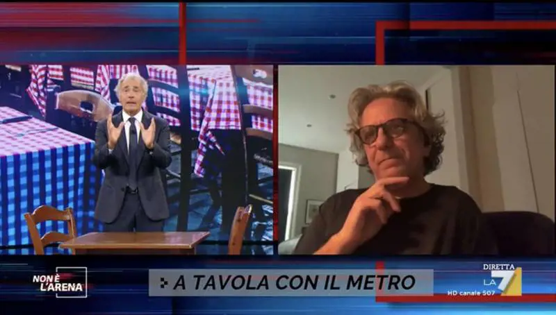 Massimo Giletti congeda l'ospite a "notte fonda". Ma l'orologio lo inchioda
