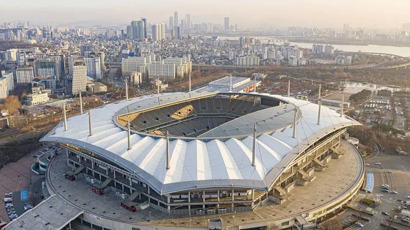 Corea del Sud, bambole gonfiabili sugli spalti di uno stadio al posto dei tifosi