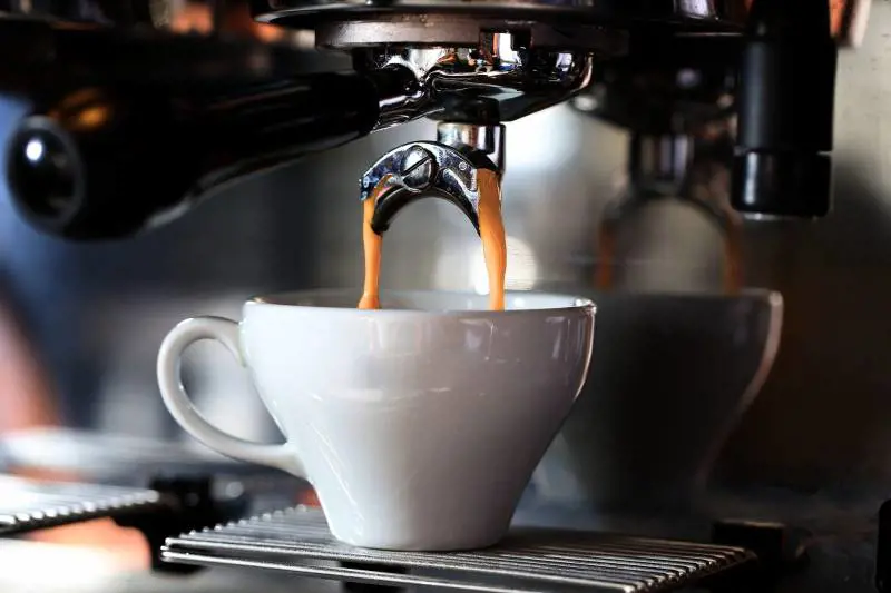 "Il caffè ve lo pago 50 euro...". Cosa c'è dietro questo gesto 
