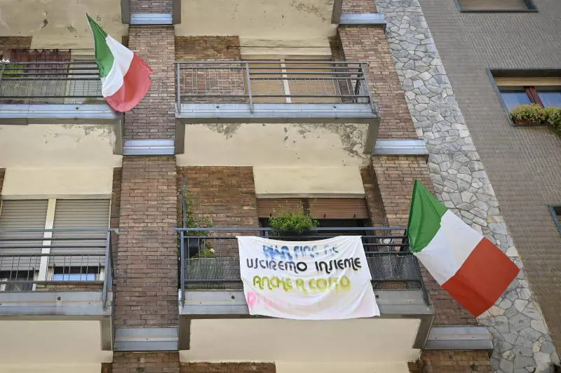 Canti dal balcone e yoga in salotto. A chi manca un po' il lockdown