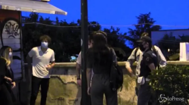 Napoli non rinuncia alla movida: lungomare bloccato fino all'alba