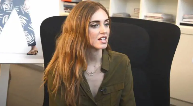 Chiara Ferragni lancia le infradito a 175 euro. Il web esplode: "Ma siete pazzi"