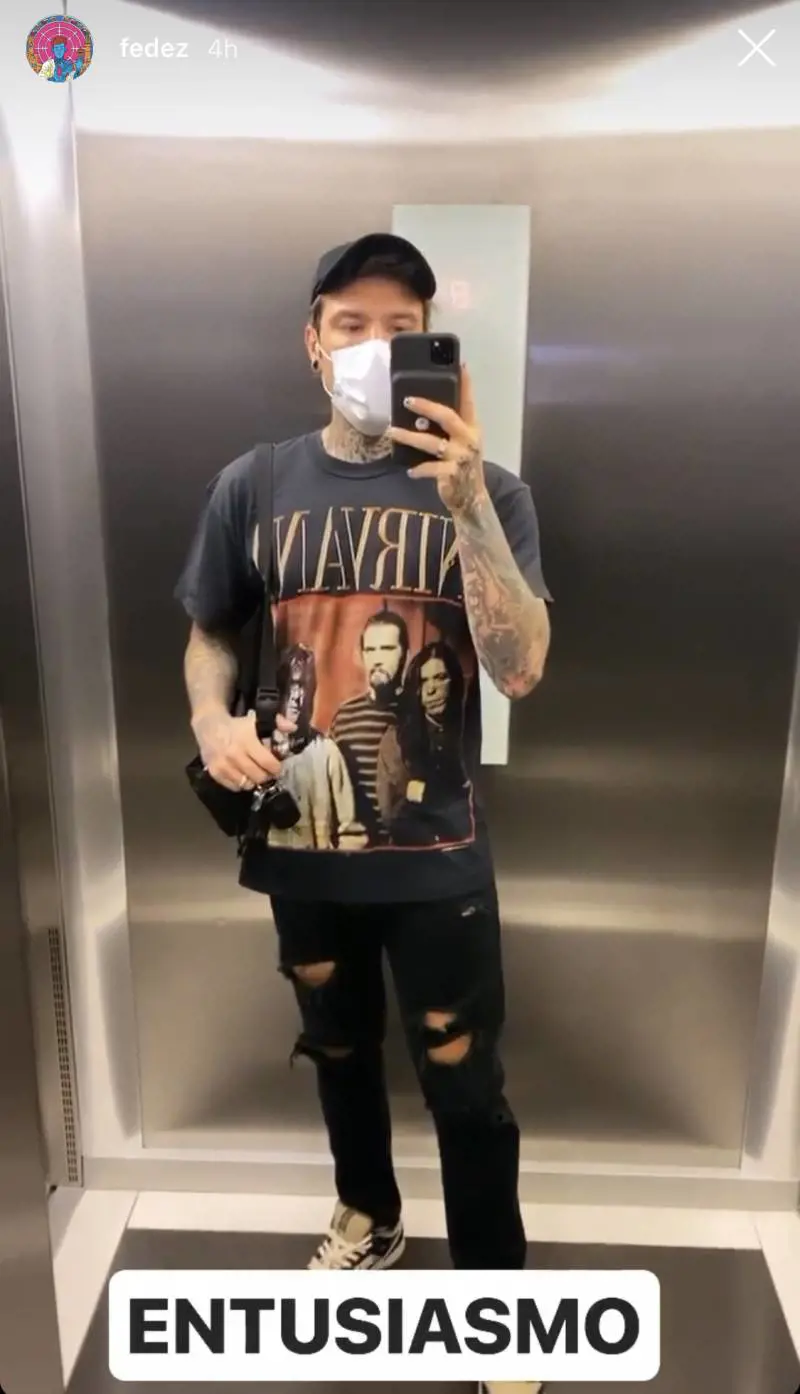 Fedez si mette lo smalto, ma viene assalito dalle critiche: "Fai l'uomo, sei sposato"
