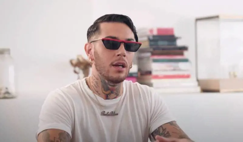Le offese vergognose di Emis Killa: "Fidanzarmi con una sulla sedia a rotelle? Certo, la investo"