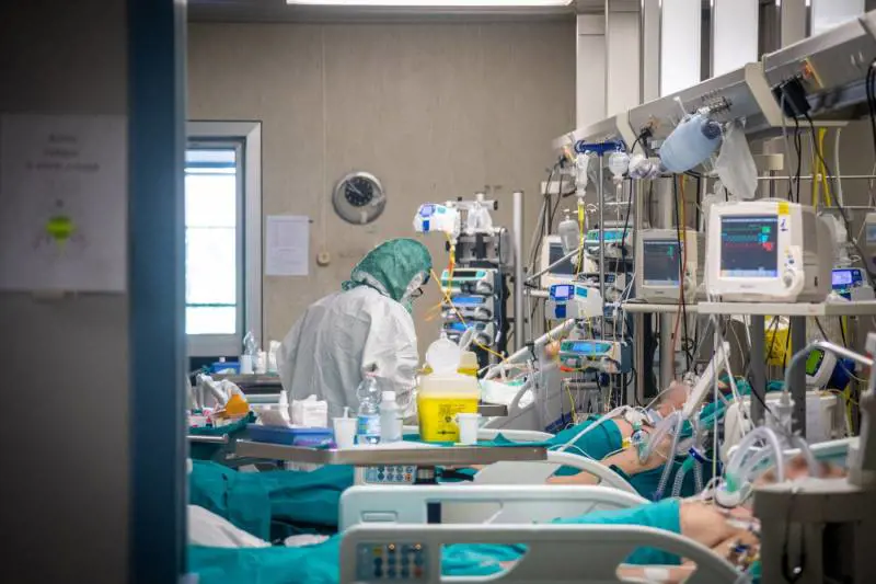 Calano i tamponi effettuati e i positivi nelle ultime 24 ore: oggi sono meno di 10.000