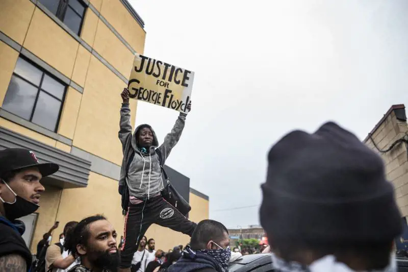 Stati Uniti, afroamericano soffocato: esplode la rabbia