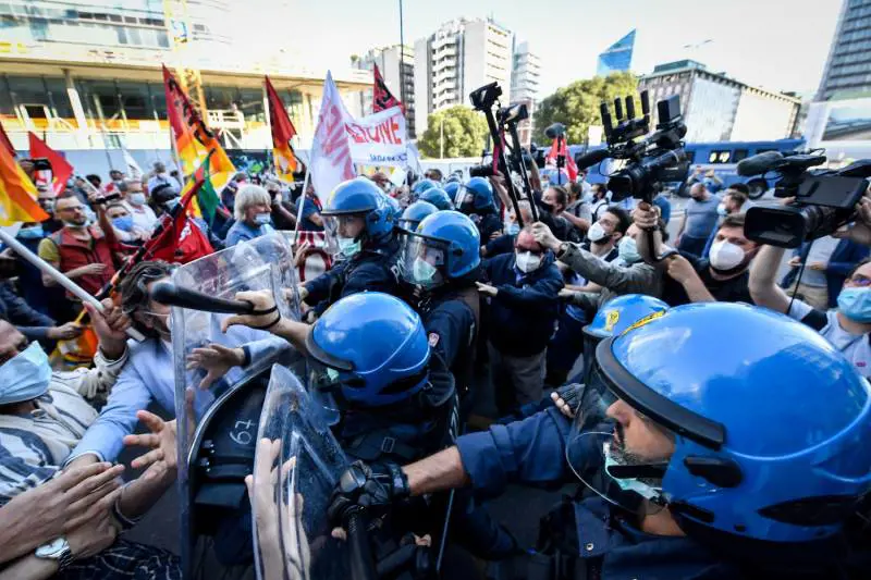 Dopo l'odio e le minacce Fontana sotto scorta. E i Carc sotto la Regione