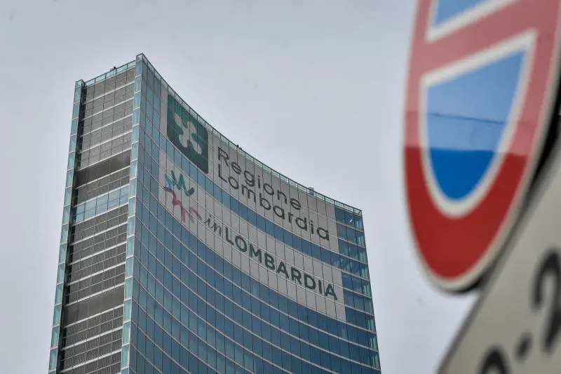 L'ultimo assalto alla Lombardia. Le accuse choc: "Aggiusta i dati"