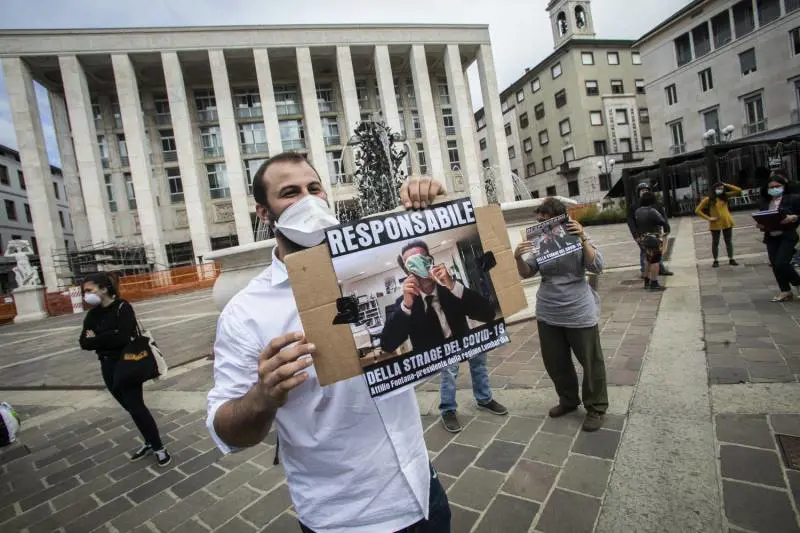 "Fontana assassino". Ancora insulti choc al governatore lombardo