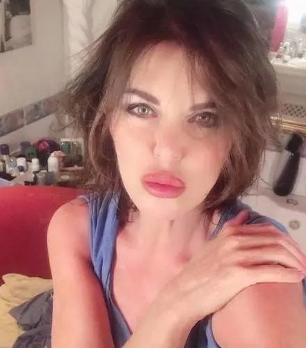 "Le tue labbra sono ridicole". Ed è bufera su Alba Parietti e i suoi scatti social