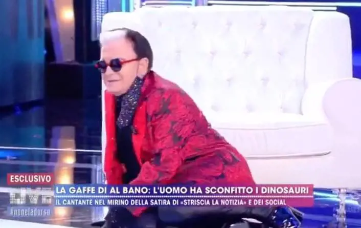 Live, Cristiano Malgioglio cade dalla poltrona in diretta: "Colpa dei pantaloni"