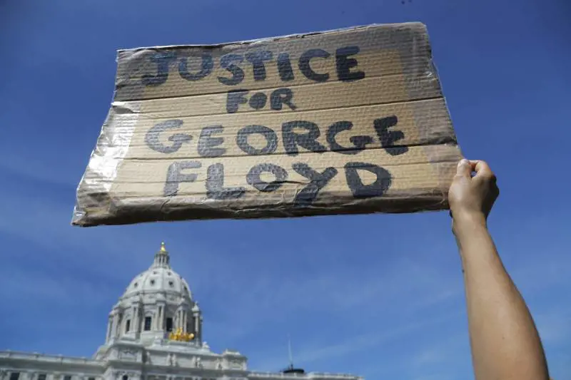 "Floyd morto per 20 dollari". Giorno di sangue a Chicago