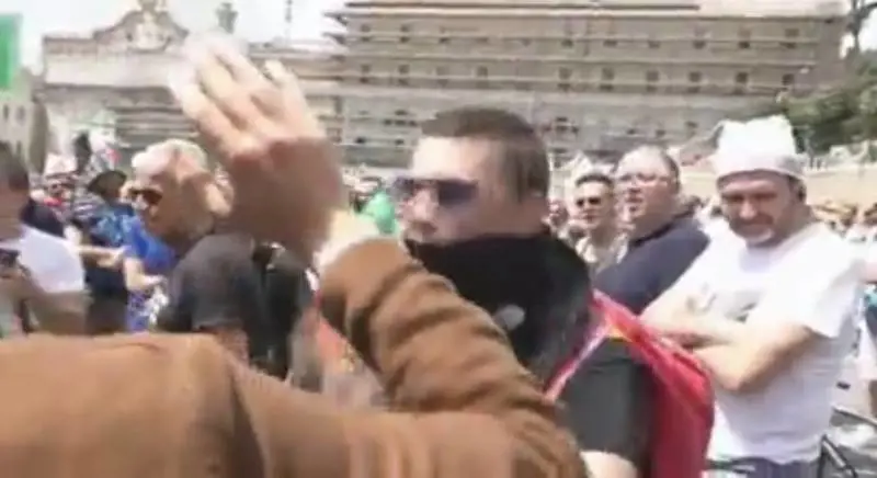 I gilet arancioni aggrediscono una troupe tv: "Andate fuori dal c..."