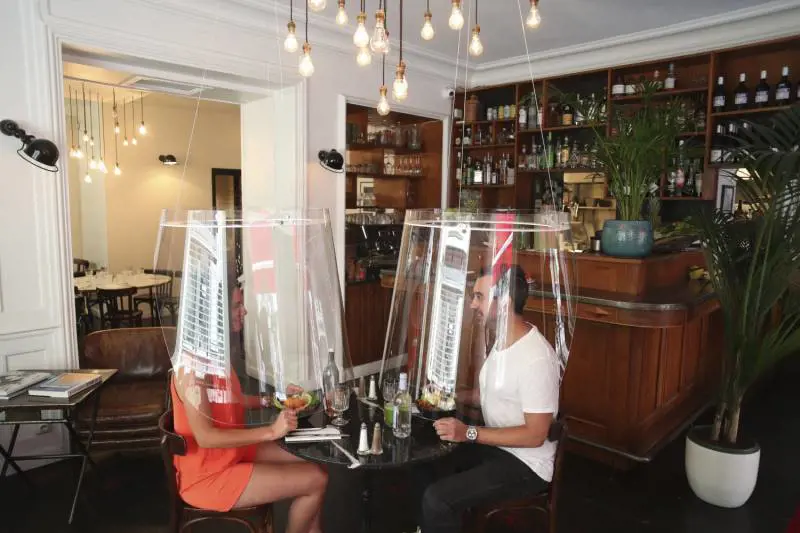 Aprono i bistrot, simbolo della rinascita francese