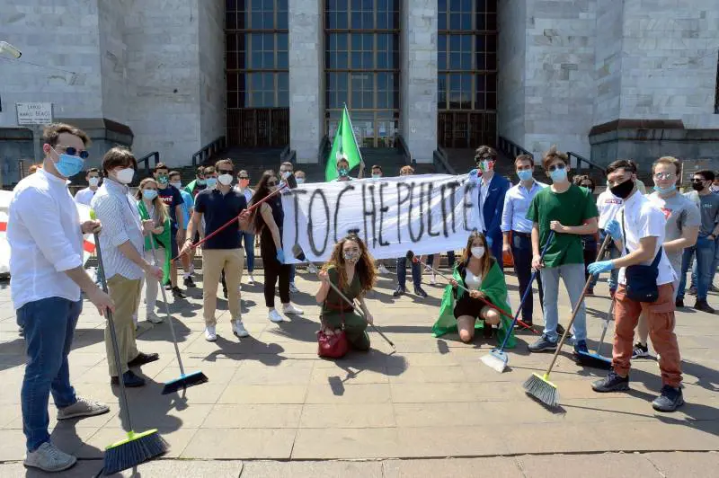 Flash mob  della Lega: "Toghe pulite"
