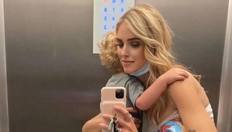 "Quante punturine fai? Il tuo viso è cambiato". L'ombra del botox su Chiara Ferragni