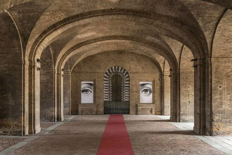 Fornasetti: sedie, mani e vassoi al servizio della classicità...