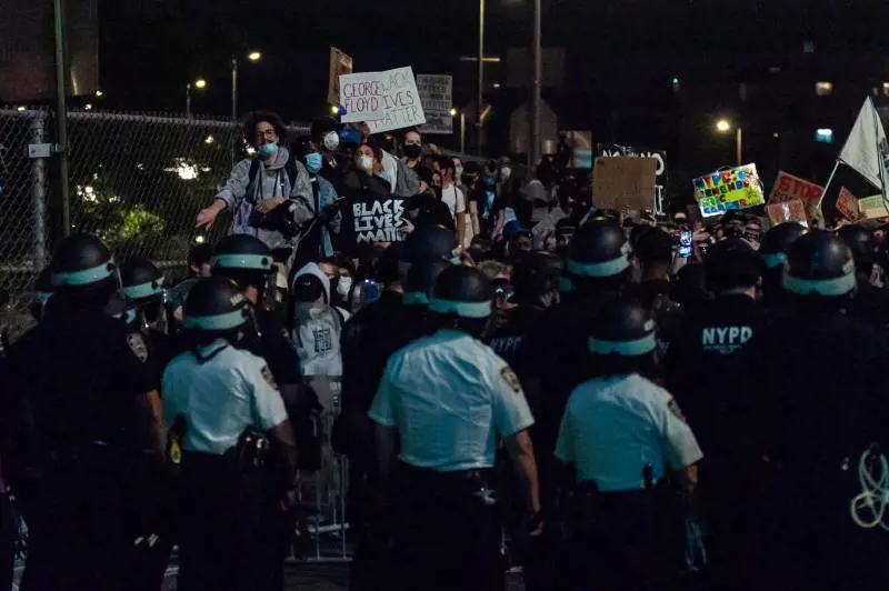Ancora scontri, tre poliziotti feriti