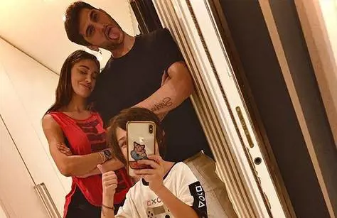 Il fratello di Belen va all'attacco E "distrugge" ancora De Martino