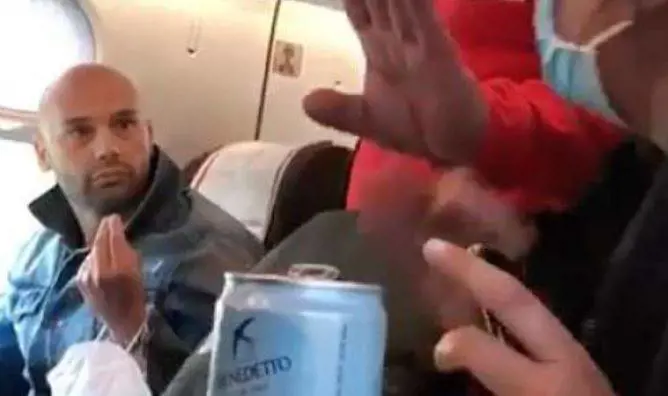 "Mettiti la mascherina...": scoppia la rissa in treno