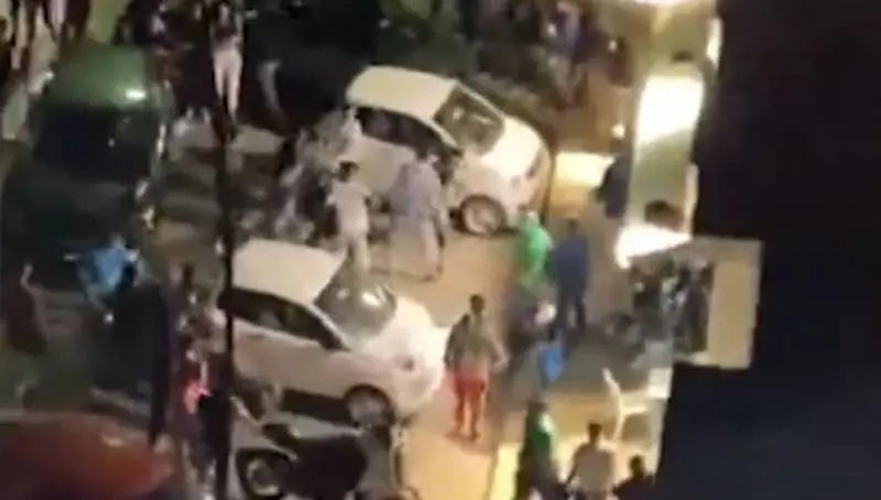 Scatta la rissa choc a Palermo: urla, pugni, calci e le coltellate