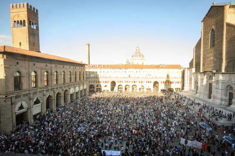 Gli assembramenti sono belli ma solo se a farli è la sinistra