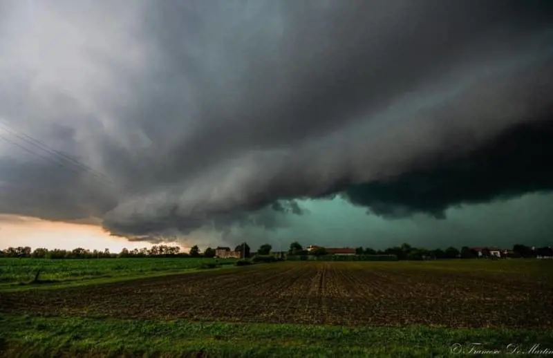Shelf cloud con grandinate (colore verde) su trevigiano e pordenonese