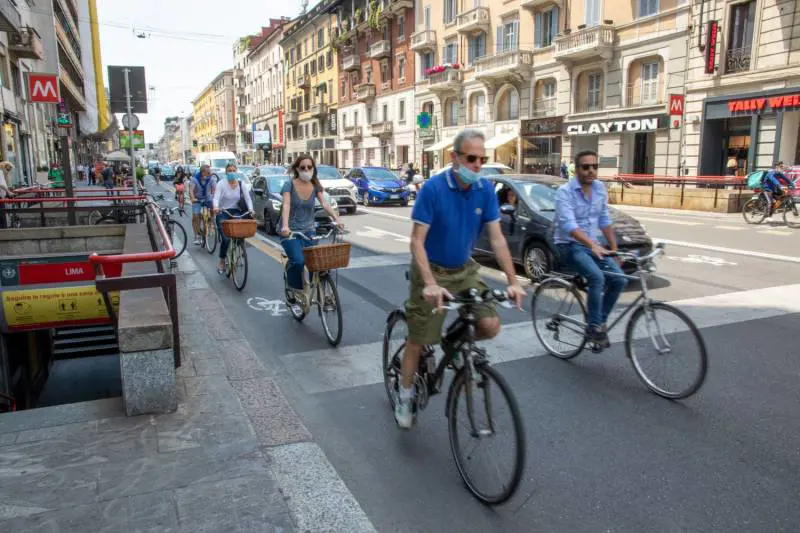 La pista ciclabile è da rifare. E spuntano altre strisce blu