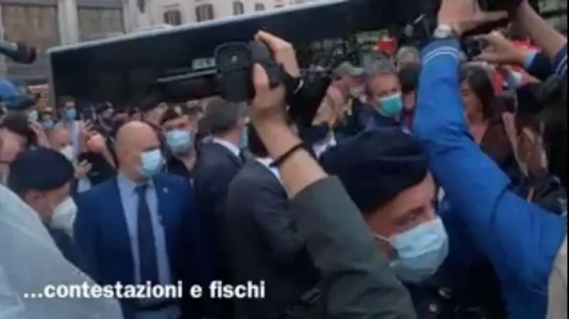 "Buffone, buffone, i soldi...". Conte travolto dalla rabbia