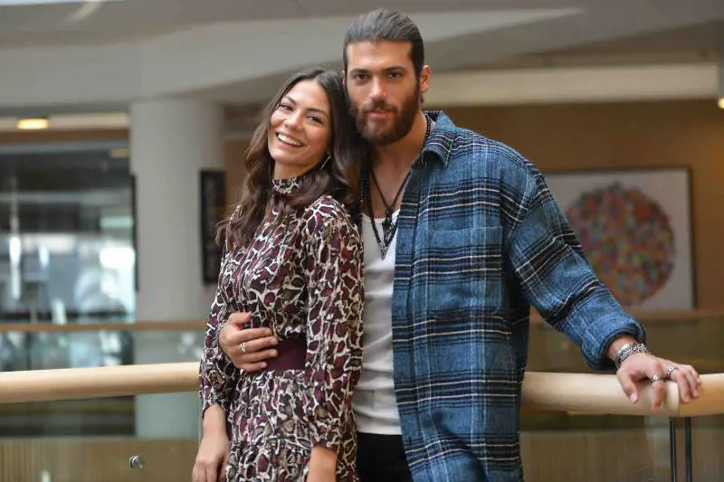 Torna Can Yaman, l'attore turco che ha stregato le fan italiane