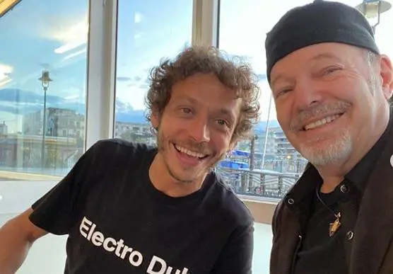Bufera su Vasco Rossi e Valentino. "Perché non le avete indossate...?"
