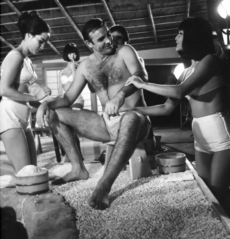 La vera storia degli 007 inglesi: una vita per difendere la regina