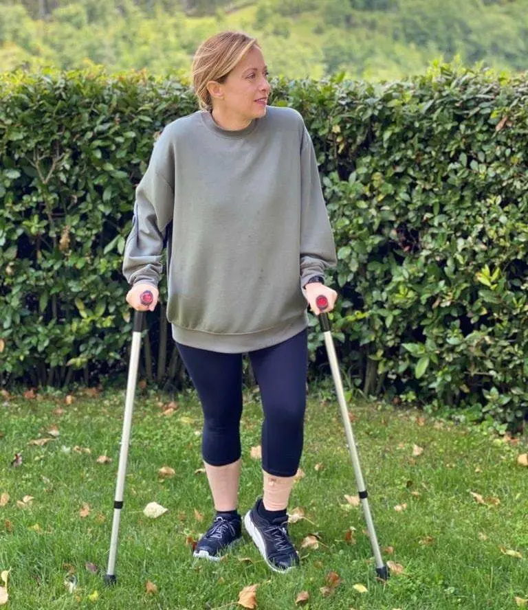 Piede fasciato e stampelle, ma la Meloni non si ferma e attacca Conte