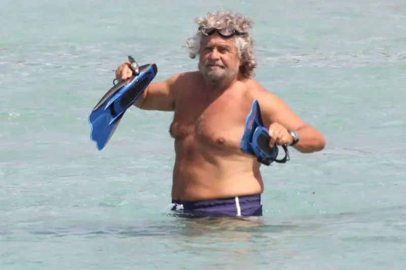 Quelle ecoballe di Beppe Grillo che insultano la storia di destra